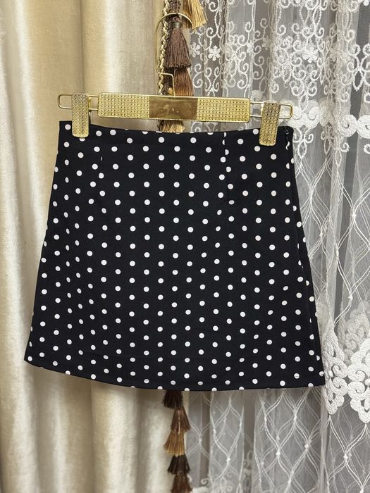 Юбка в горошек, в черно в белом цвете.