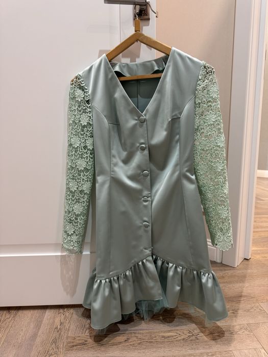 Платье нарядное с кружевными руковами