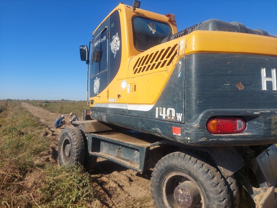 Hyundai  140  sotilad