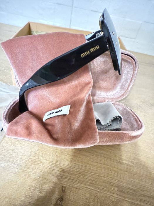 Солнцезащитные очки miu miu черные