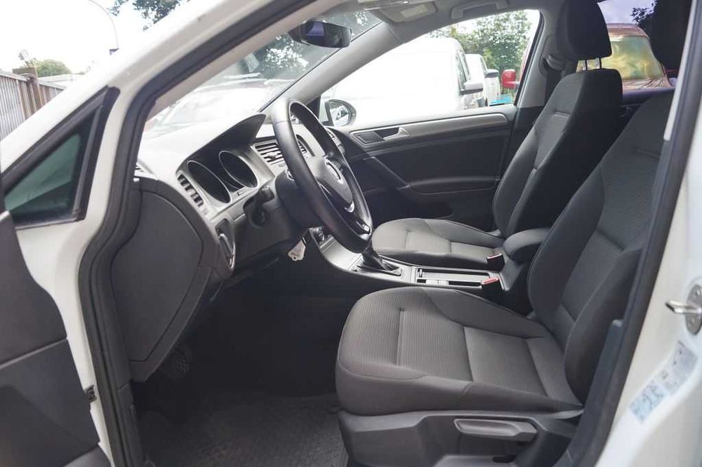 Masina de inchiriat Volksagen Golf - inchirieri auto Bucuresti