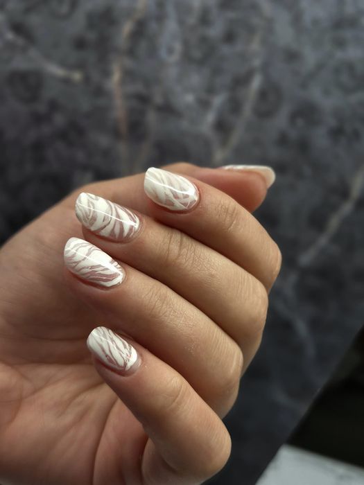 Manichiură / pedichiură. Unghii cu gel, pedichiură complexă