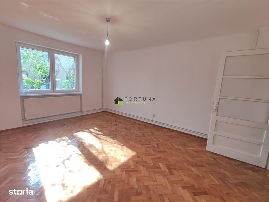 Casa singur in curte - Florilor