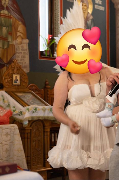 Rochie scurtă din voal cu volane la bază și floare maxi pe talie