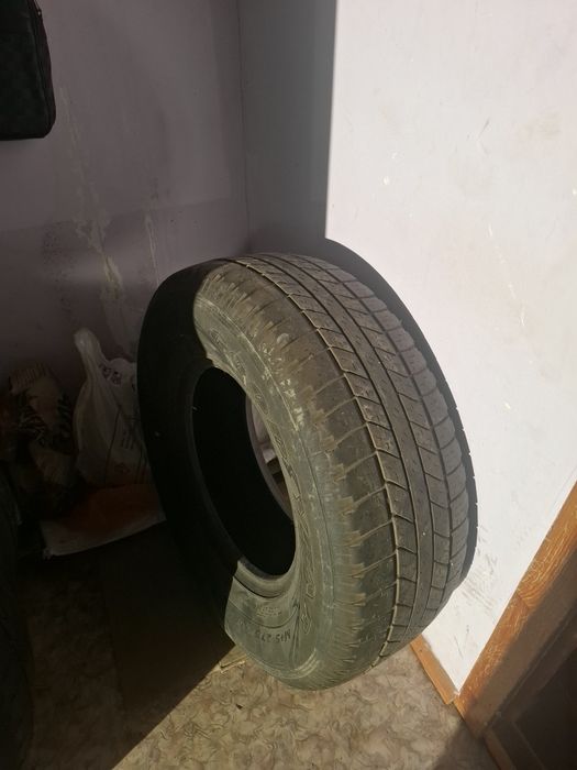 Продам шины на внедорожник.