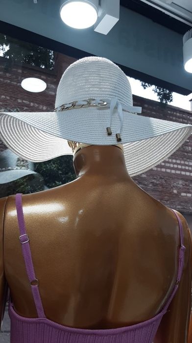Palarie Chanel reglabila, logo metalic auriu, saculet, etichetă incluse