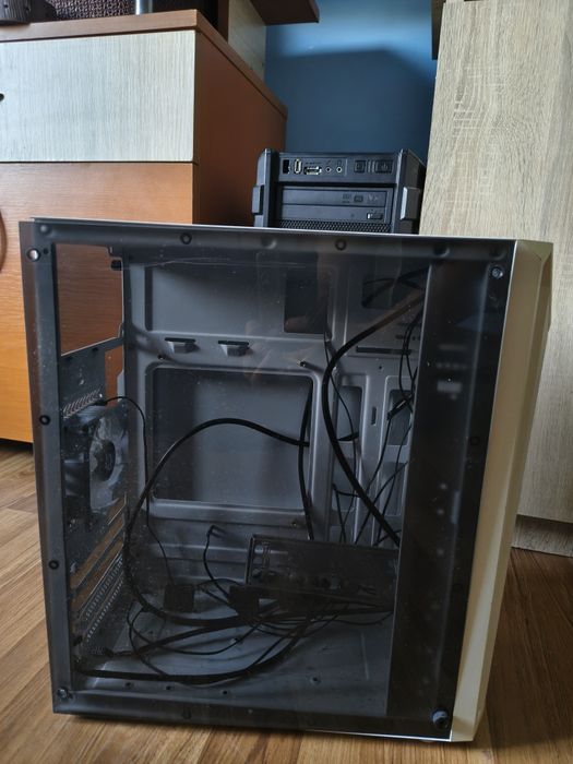 Vând carcasa PC AQIRYS Bellatrix pro,usb 3.0 fara sursa  iluminare rgb, alb