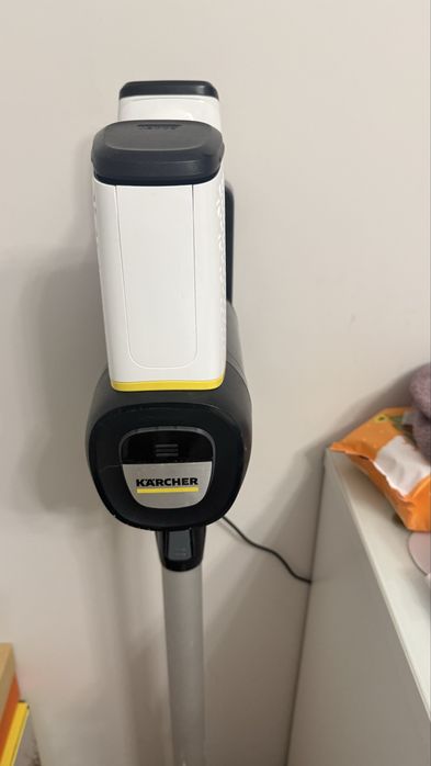 Продавам вертикална прахосмукачка Karcher vc6