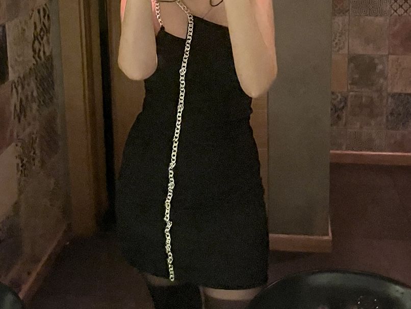 Платье. По цене можем договориться .