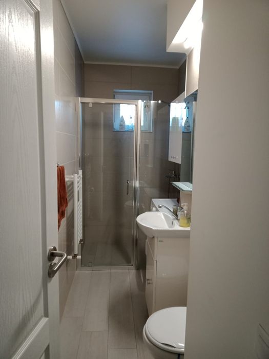 Închiriez apartament cu 2 camere