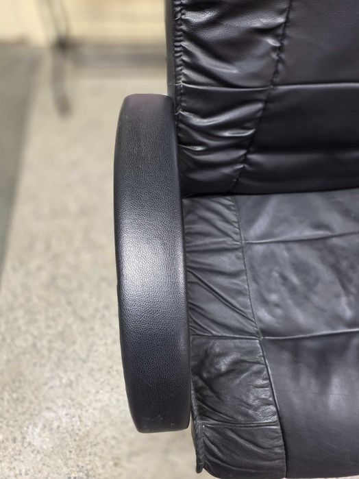 Офис стол черна кожа