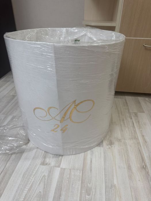 Продам большую подарочную коробку.