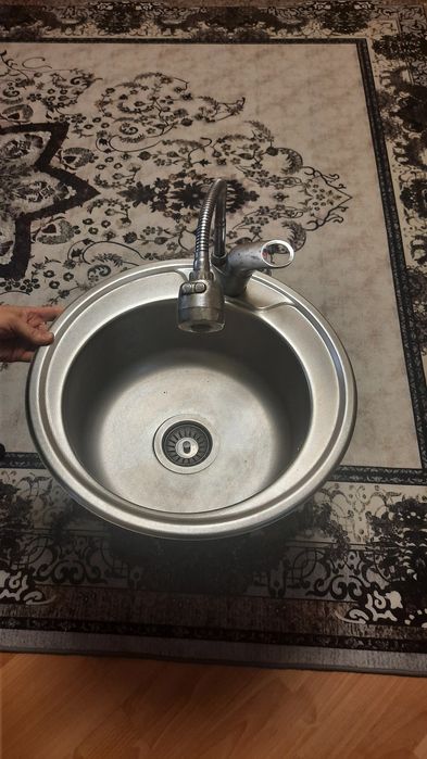 Мойка на кухню  со смесителем.