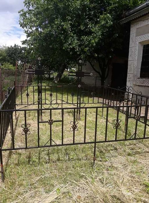 Grilaje metalice imprejmuire mormant+cruci metalice