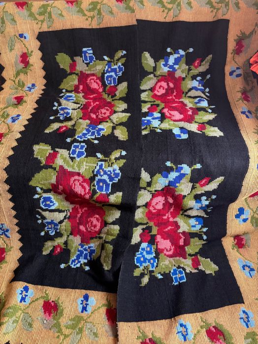 Țesături/Covoare tradiționale țesute la război – model floral