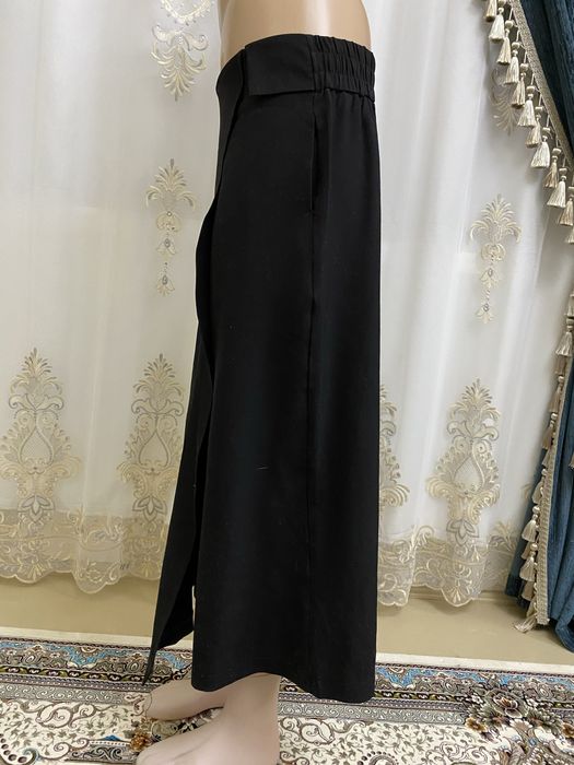 Yubka bryuk, oldida yubka korinadi orqasidan bryuk