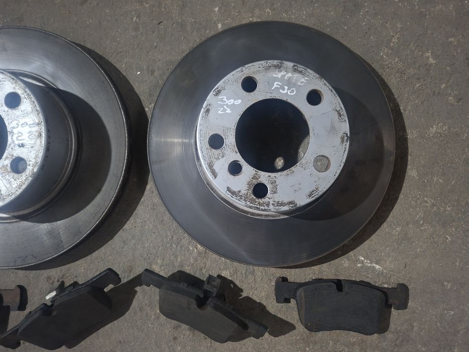 Set discuri frana spate cu plăcuțe Allied Nippon 300 / 22 BMW F30 F31 in stare foarte buna