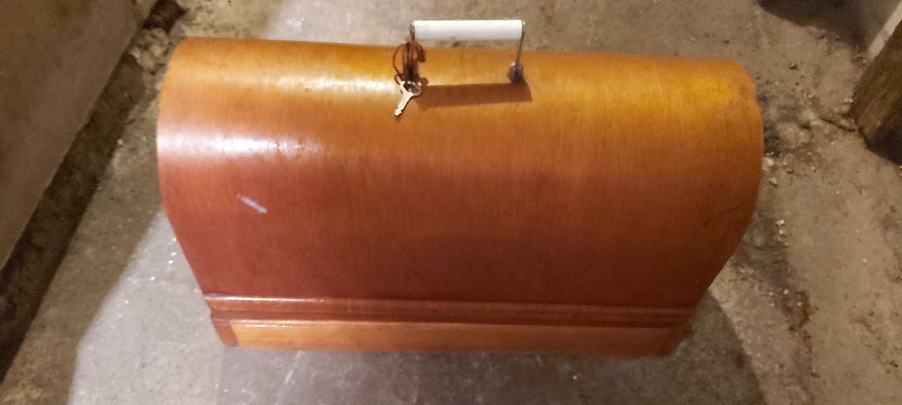 Продавам стара  руска шевна машина с кутия 1968година