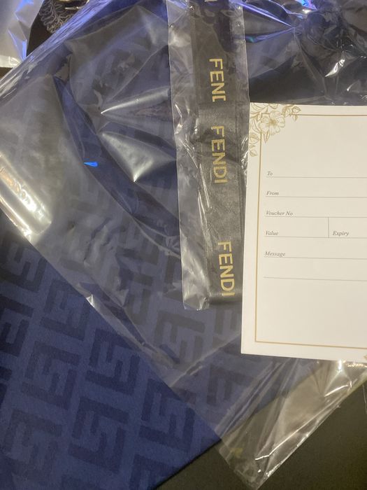 Esarfa set cadou foarte frumos de la Fendi