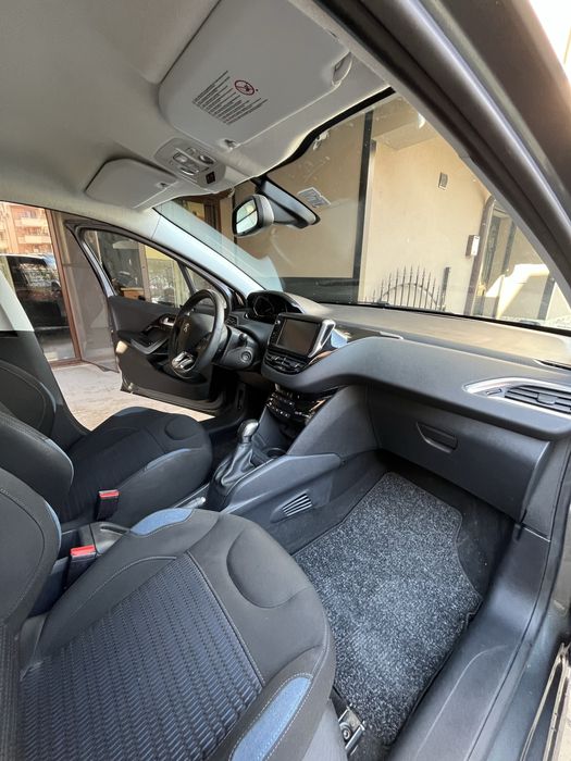 Продавам Peugeot 208