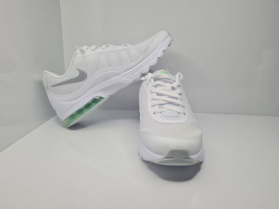 Маратонки Nike Air Max Invigor 

Чисто нови с кутия.

Размер 42 стелка 27 см.

Цена 65 евро.