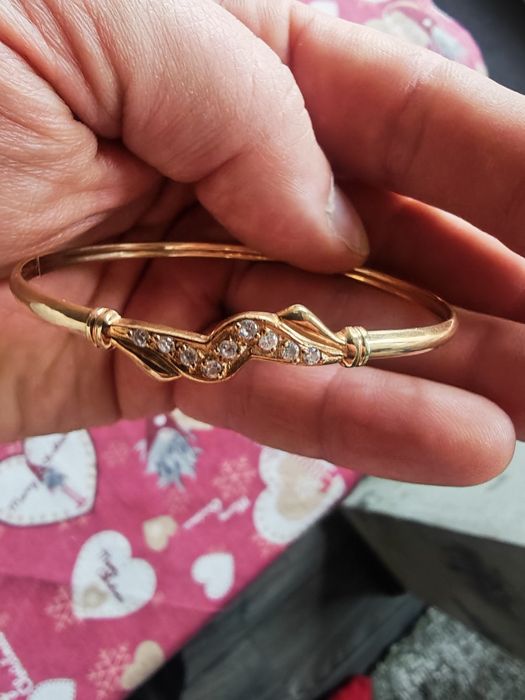 Златна гривна с камъни