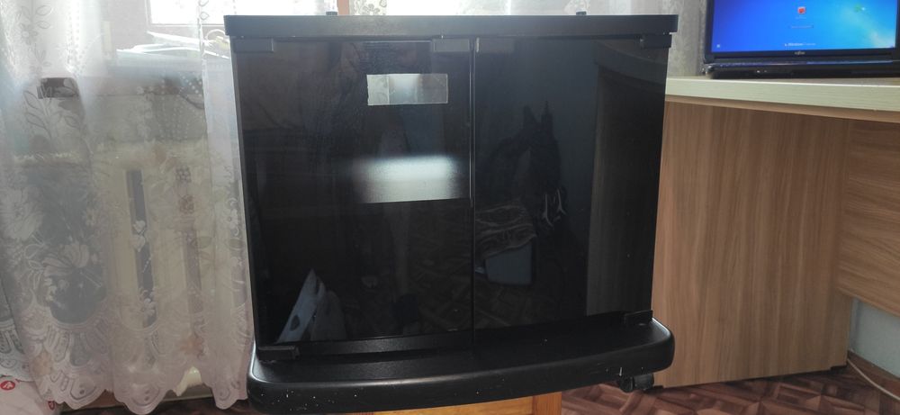 Тумбочка со стеклянными дверями