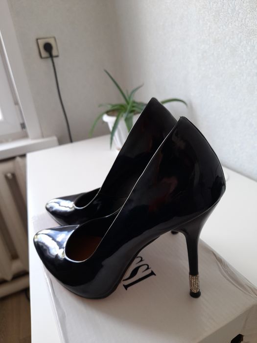 Продается женские туфли, платья