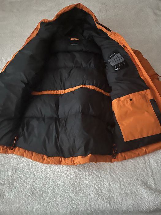 Geaca de puf Peak Performance noua