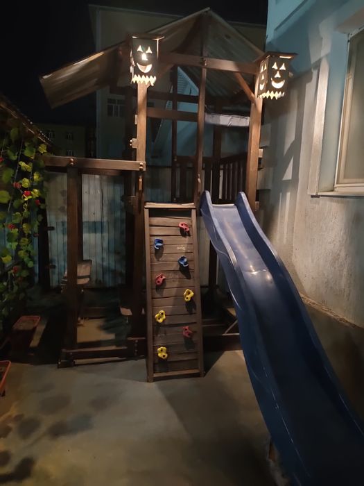 Детский игровой домик с горкам