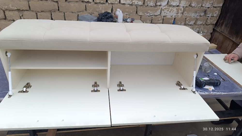 Обувной подставки. Oyoq kiyim qo'yish uchun javon