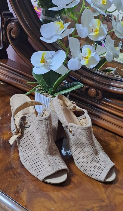 Продаётся женская обувь замшовая 39 размер