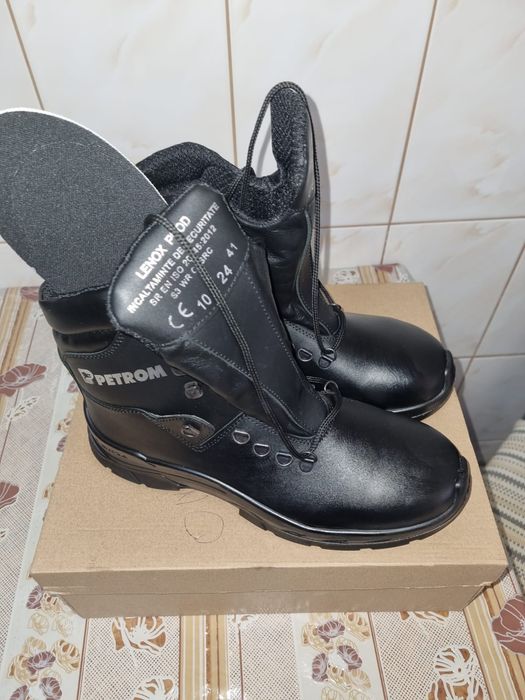 Vând bocanci nr. 41 noi