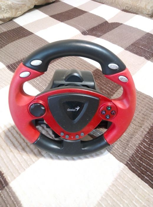 Игровой руль Genius в рабочем состоянии