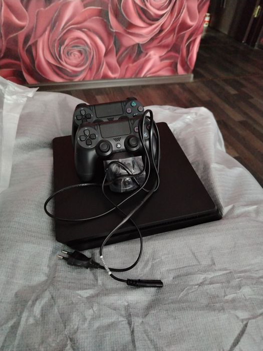 Продам ps 4  почти новая