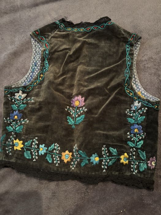 Vestă tradițională veche brodată manual – catifea, piesă autentică