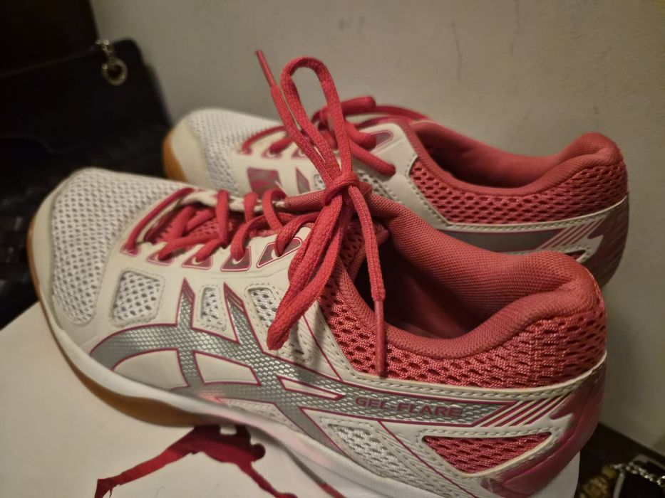 Продавам дамски  обувки за волейбол Asics