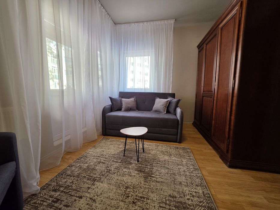 De închiriat apartament trei camere lângă Catedrală