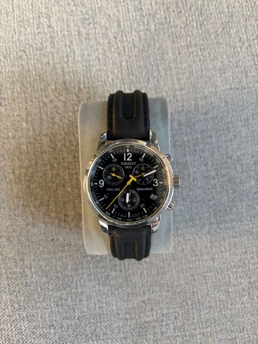 Tissot PRS 200 Chronograph – cadran negru rar, ace galbene, brățară sport, stare foarte bună