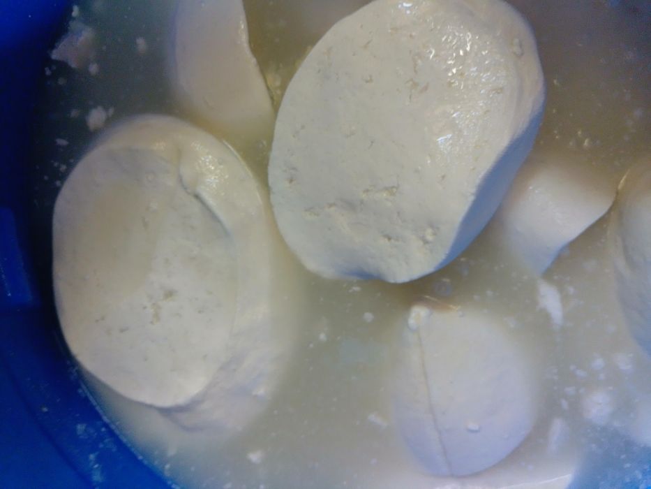 Vând brânză de capră