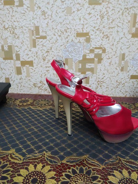 Босоножки на высоком каблуке 3 пары разм.35-36