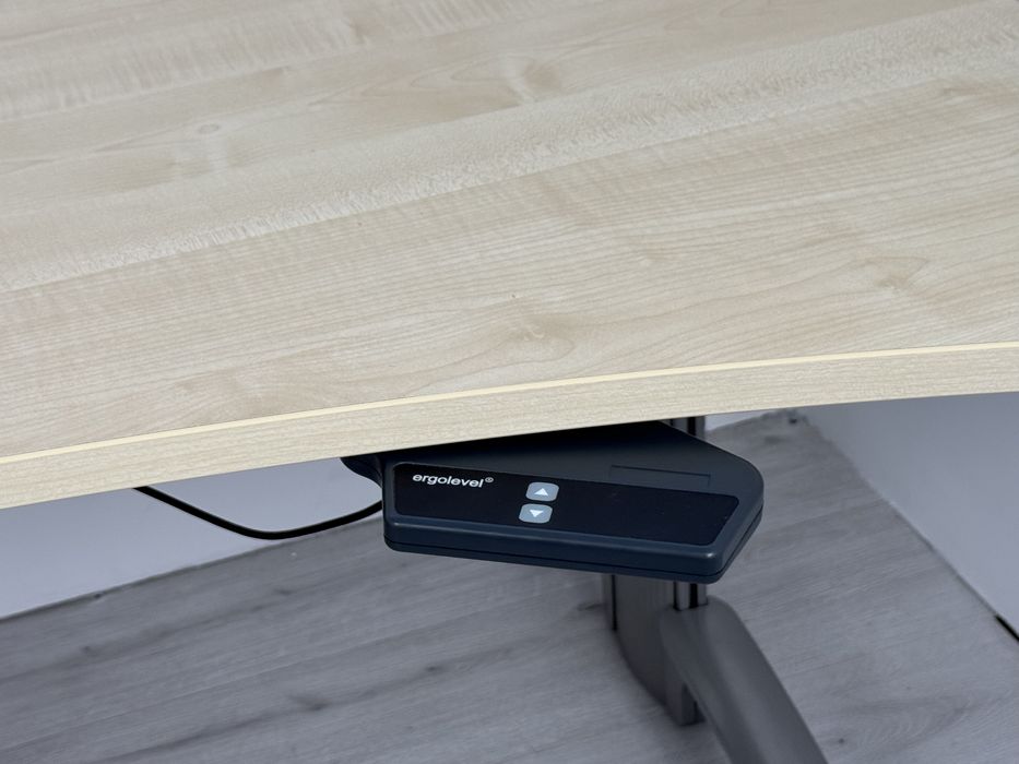 Немско бюро електрическо повдигане обзавеждане