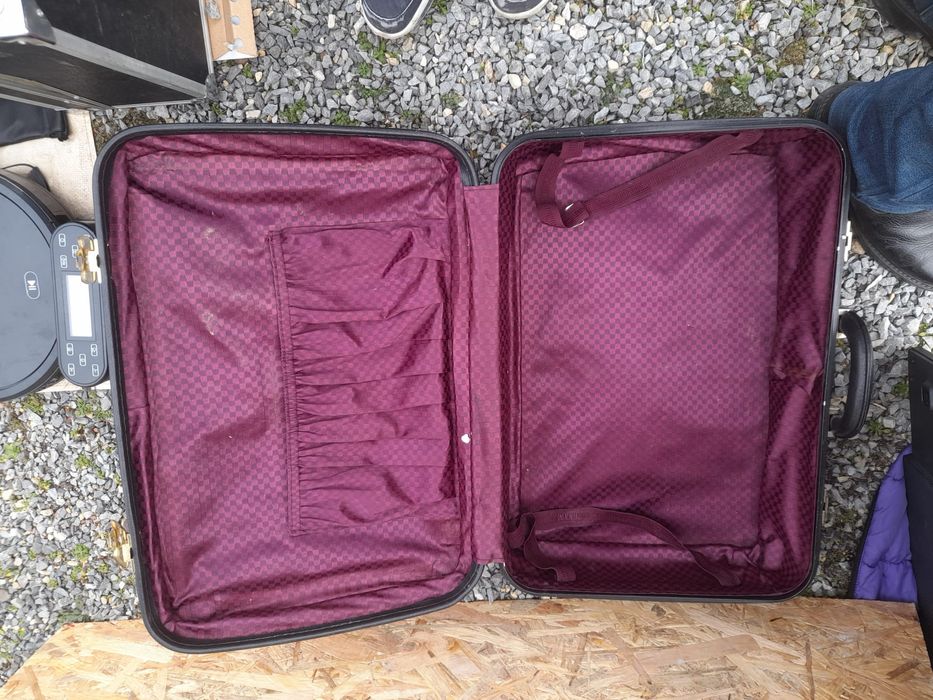 Geamantane de calitate 90 lei buc