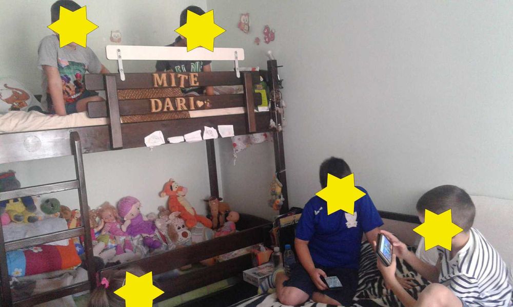 Продавам масивно-дървено, двуетажно легло, което става на две отделни