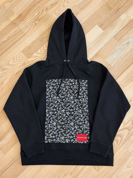 Hanorac Calvin Klein Jeans negru, mărimea M, imprimeu floral și logo roșu