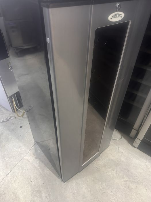 Хладилна витрина за вино