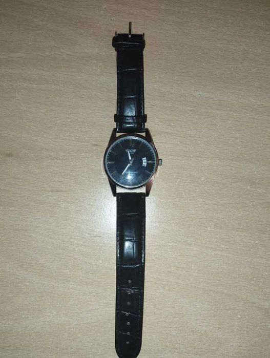 Ceas quartz analog elegant și funcțional