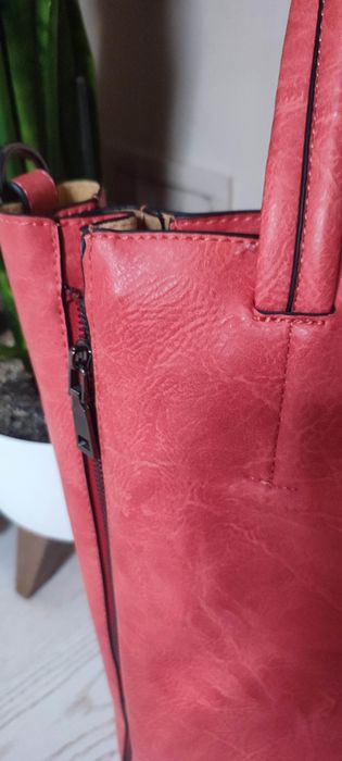 Червена дамска чанта