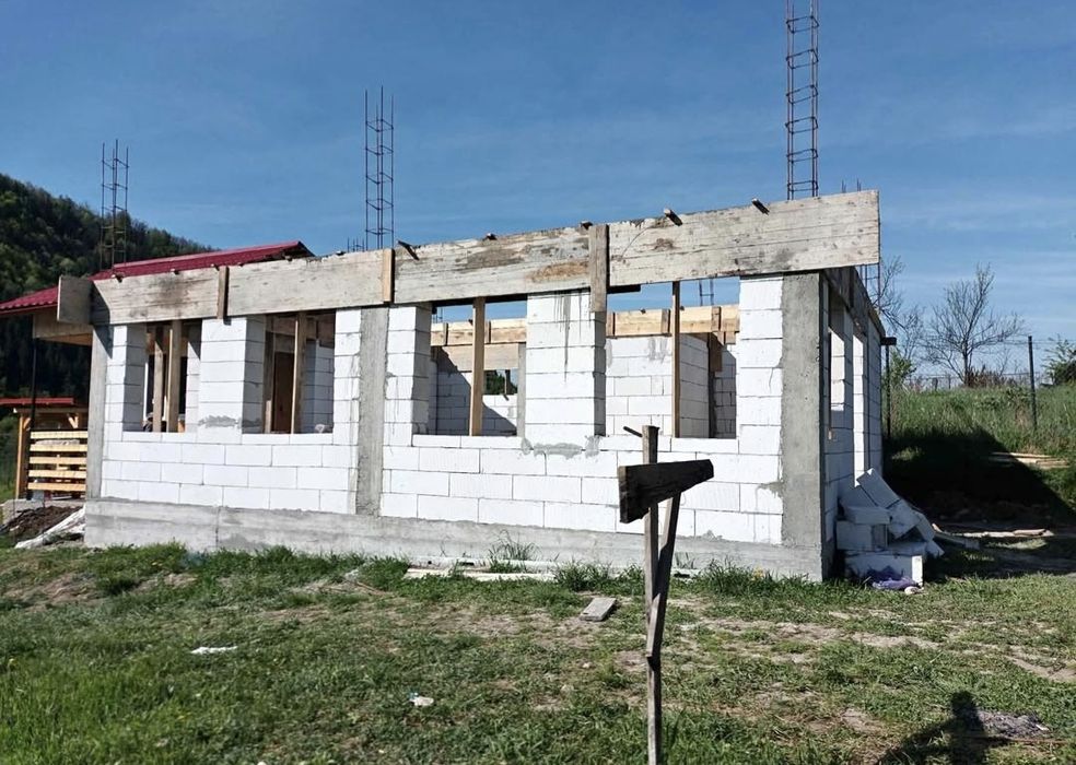 Executam case la rosu de la fundație pana la acoperise
