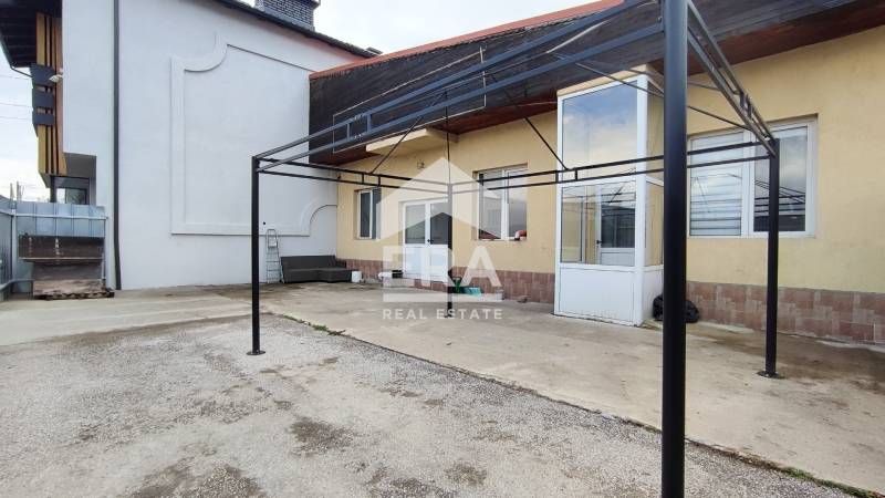 Сграда с разработен бизнес в гр. Банско